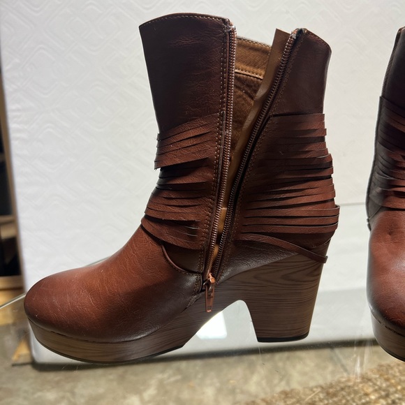 Clog style boots - Picture 2 of 4